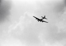 831505 Afbeelding van een Amerikaans B-17 vliegtuig in het luchtruim boven de stad Utrecht in verband met de ...
